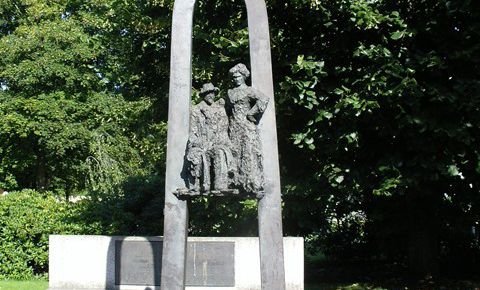 Памятник Райнису и Аспазии