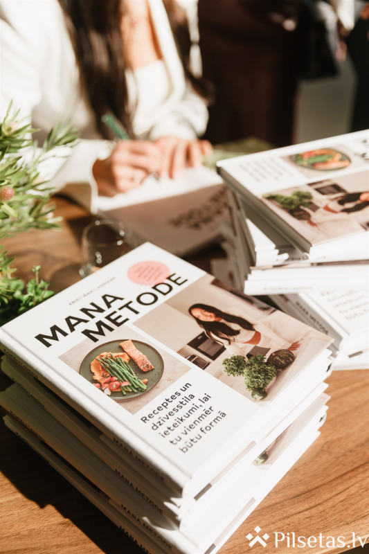 Sievišķīgā gaisotnē prezentēta Kristiānas Lasmanes veselīgo recepšu grāmata “Mana Metode”