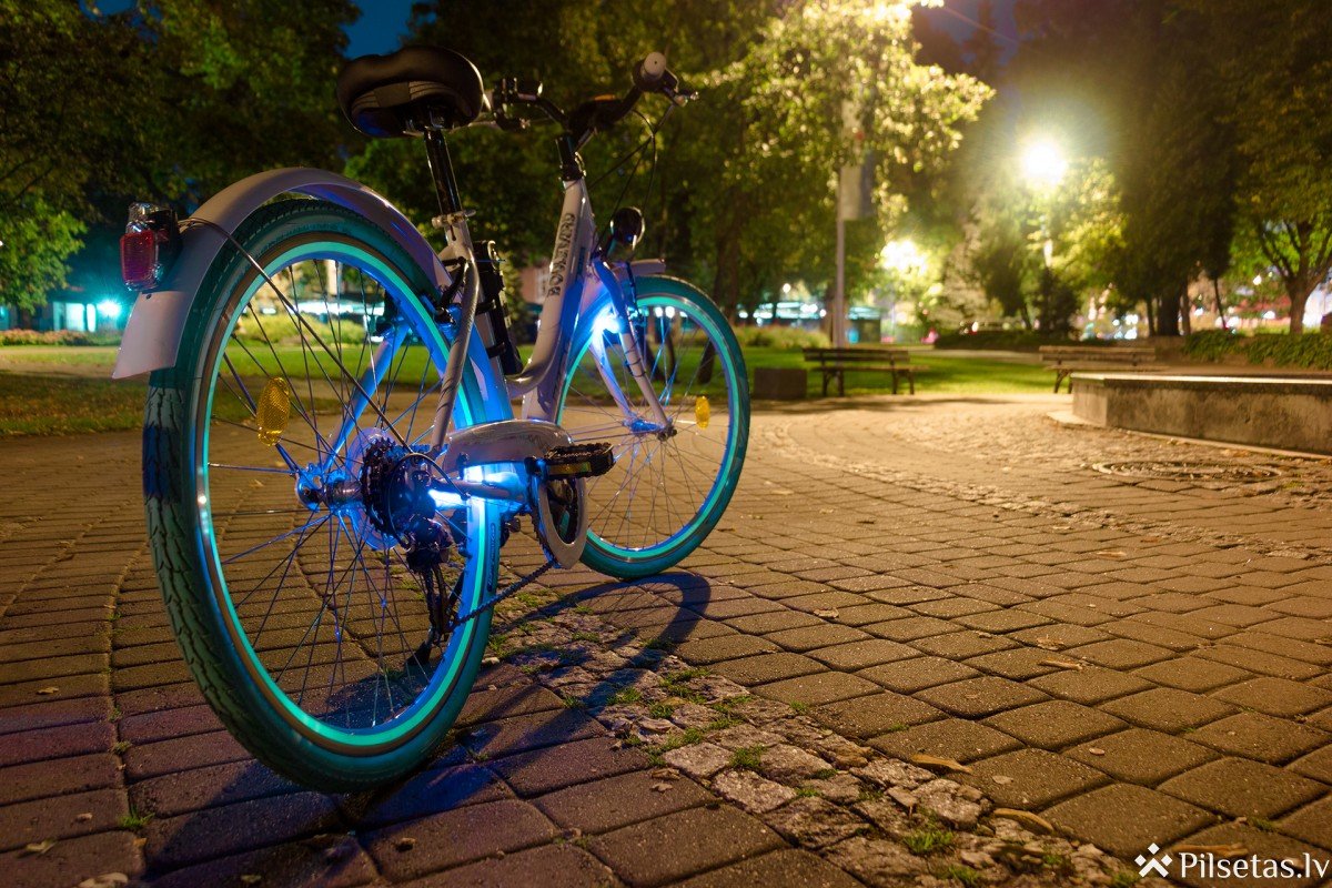 Pašmāju zīmols Lumini Nights izstrādājuši modernu velosipēda aksesuāru diennakts tumšajam laikam