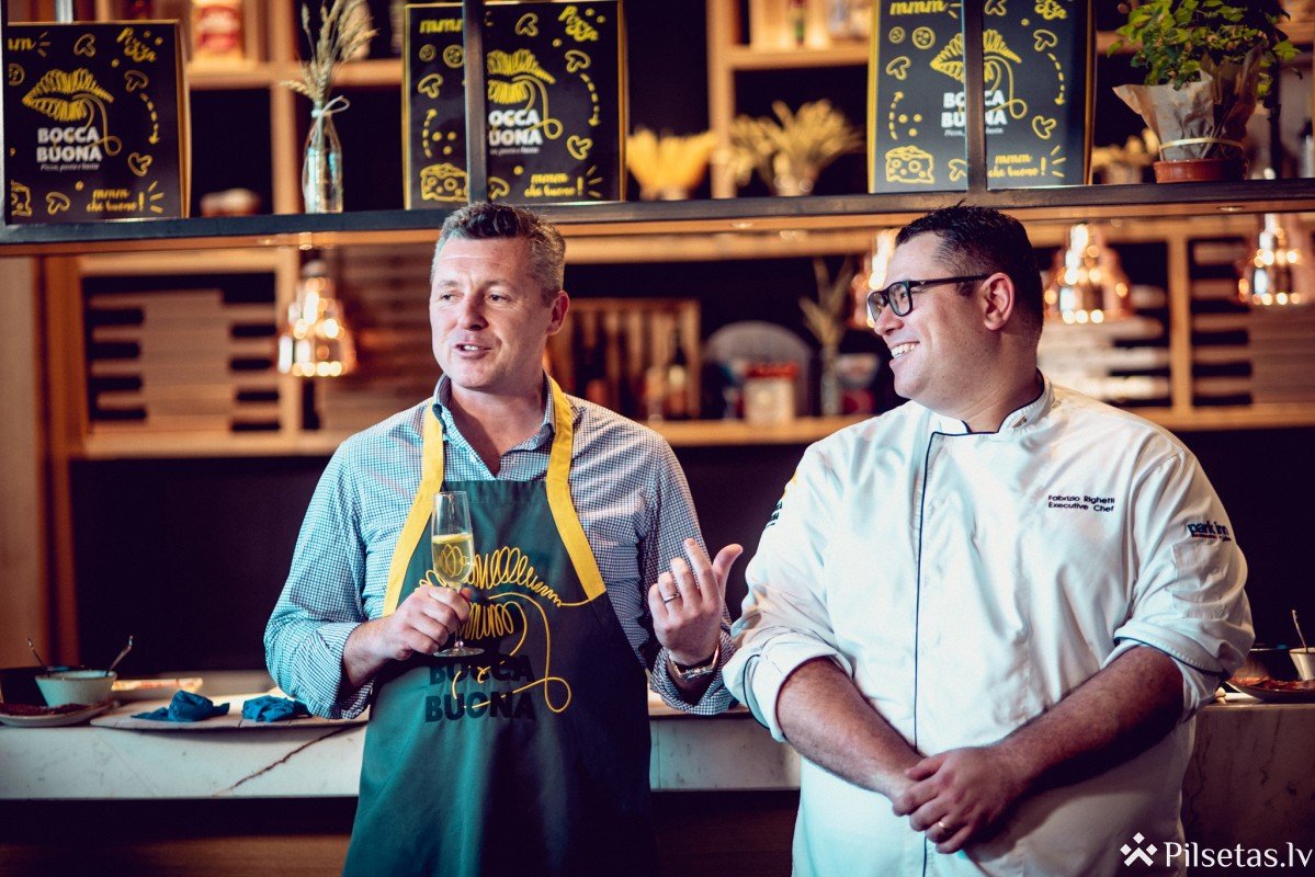 Rīgas gardēži apgūst iemaņas autentiskā picu meistarklasē pie itāļu šefpavāra Fabrizio