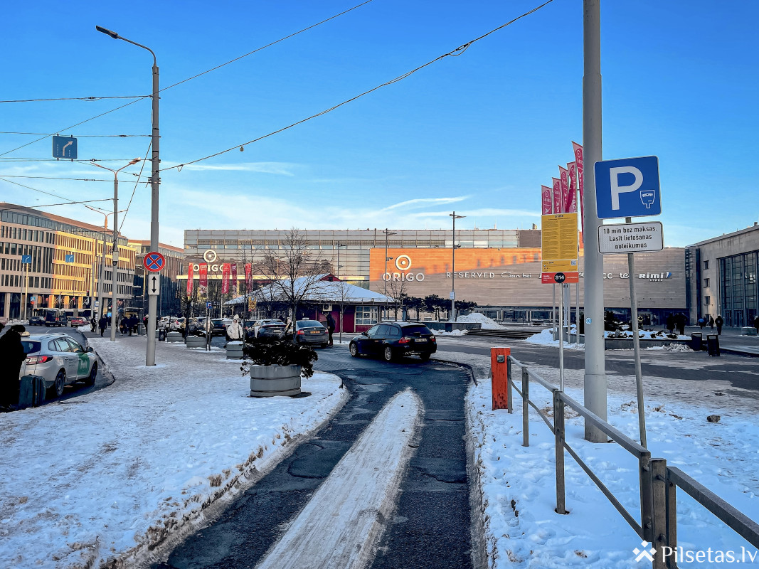 Stacijas laukumā atklāj publiski pieejamu īstermiņa autostāvvietu