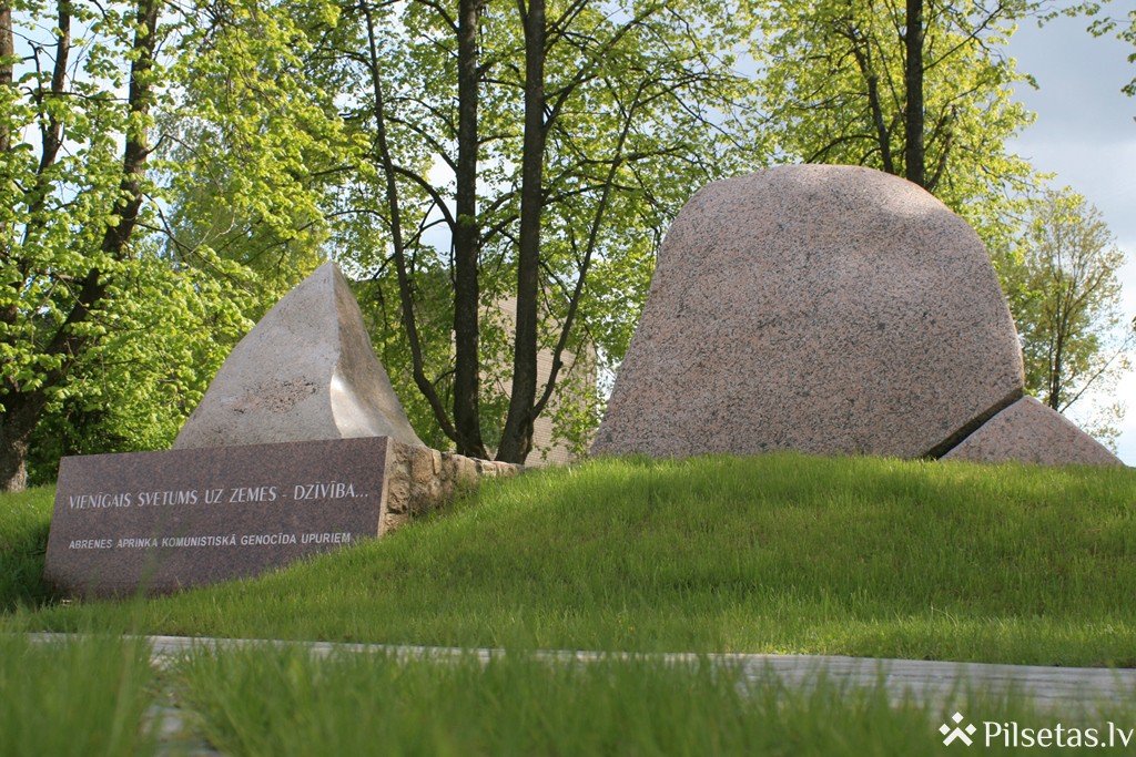 Piemineklis Abrenes apriņķa komunistiskā genocīda upuru piemiņai