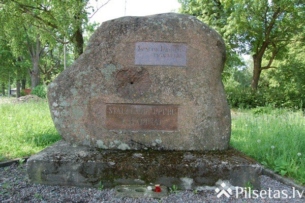 Komunistiskā genocīda upuru piemiņas akmens pie Auces dzelzceļa stacijas 1941. un 1949. gadā represētajiem
