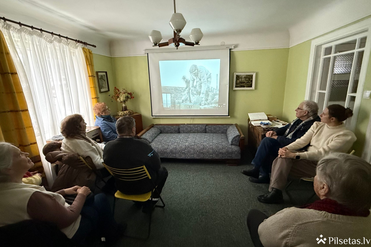 Ar mikrofonu un bloknotu.