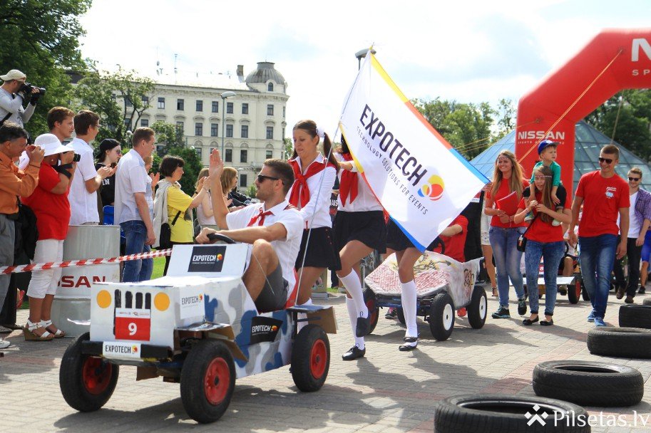 Rīgas svētkos atkal norisināsies pašdarināto braucamrīku festivāls “Cartoon rallijs”; sākusies pieteikšanās