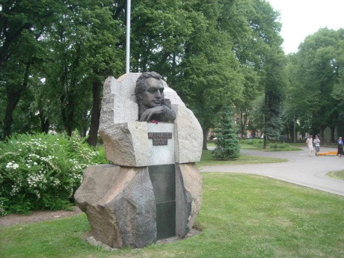 Памятник Михаилу Талу