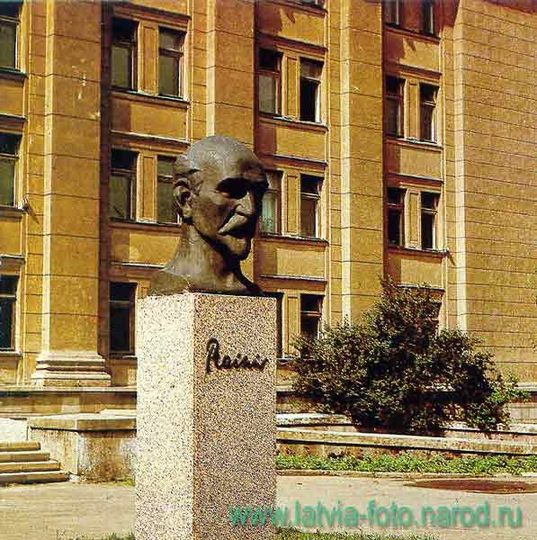 Памятник поэту Янису Райнису
