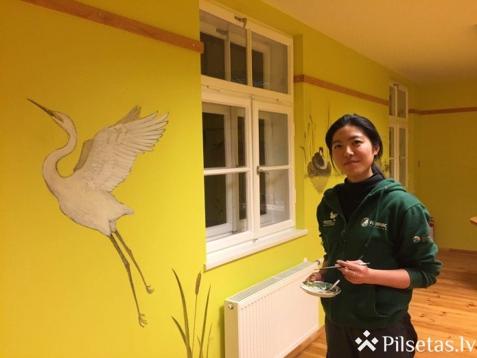 Japāņu studente Ķemeru “Meža mājai” dāvina unikālus sienu gleznojumus