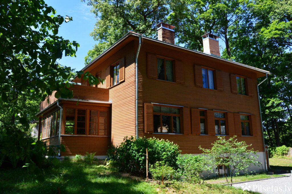 Lasījumi Rožainā vējā