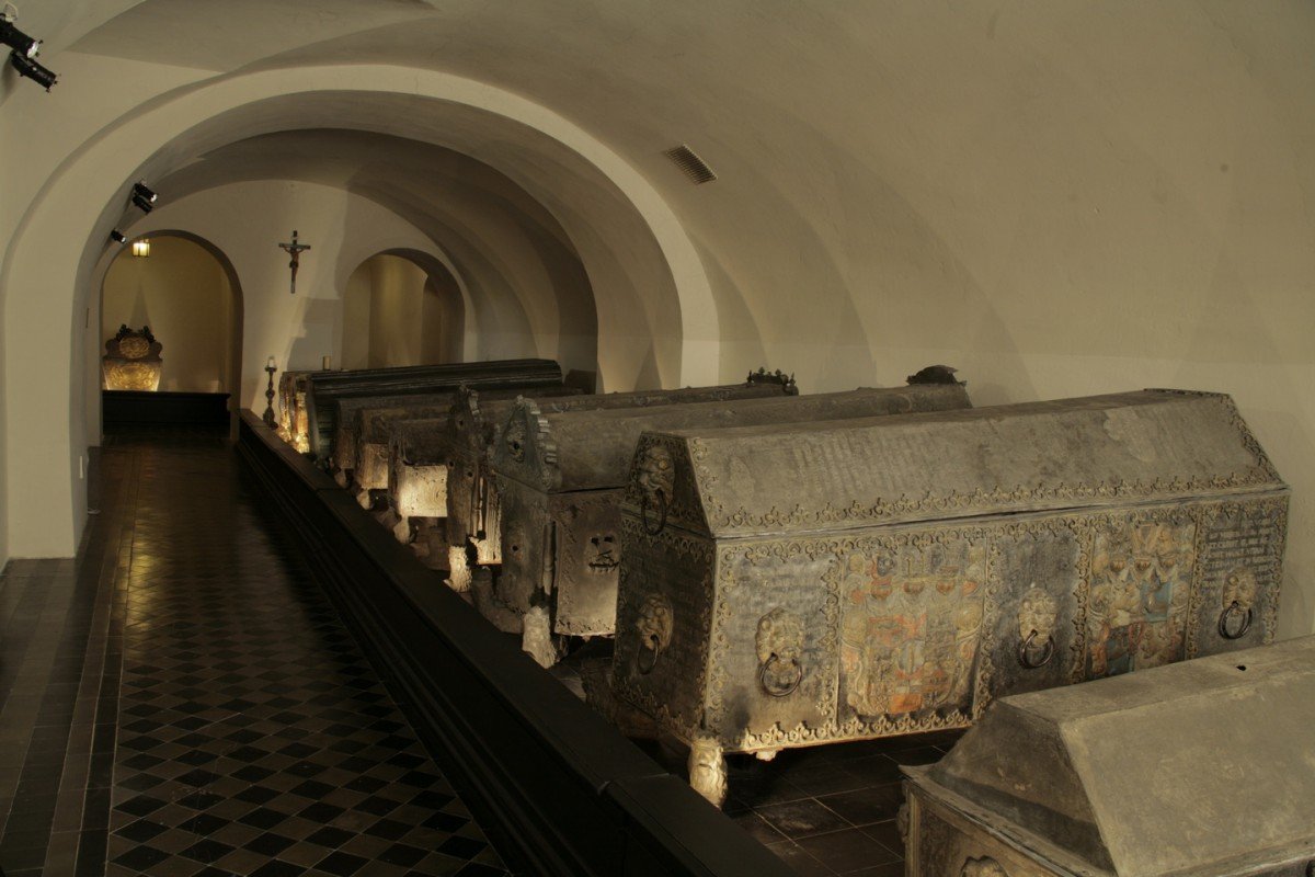 Rundāles pils muzeja ekspozīcija Jelgavas pilī "Kurzemes un Zemgales hercogu kapenes"
