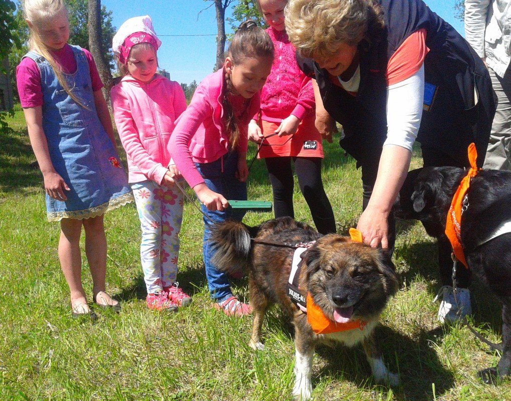 Starptautiskajā bērnu aizsardzības dienā Aizkalnē bērni iepazina suņu terapiju!