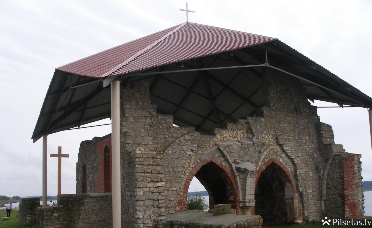 Ikšķiles baznīcas drupas uz Sv. Meinarda salas
