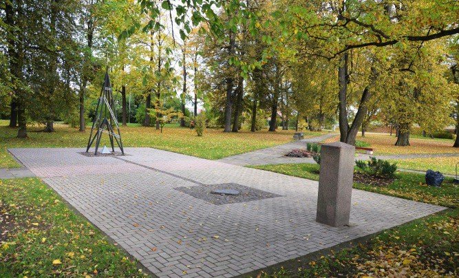 Памятник в парке Стругес