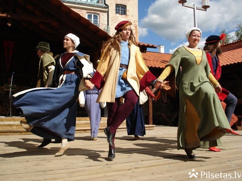 Bauskas pilī Igaunijas seno deju grupa „Saltatriculi”