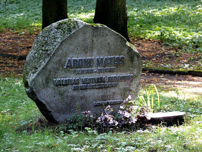 Āronu Matīsa kapa piemineklis Lielajos kapos Rīgā