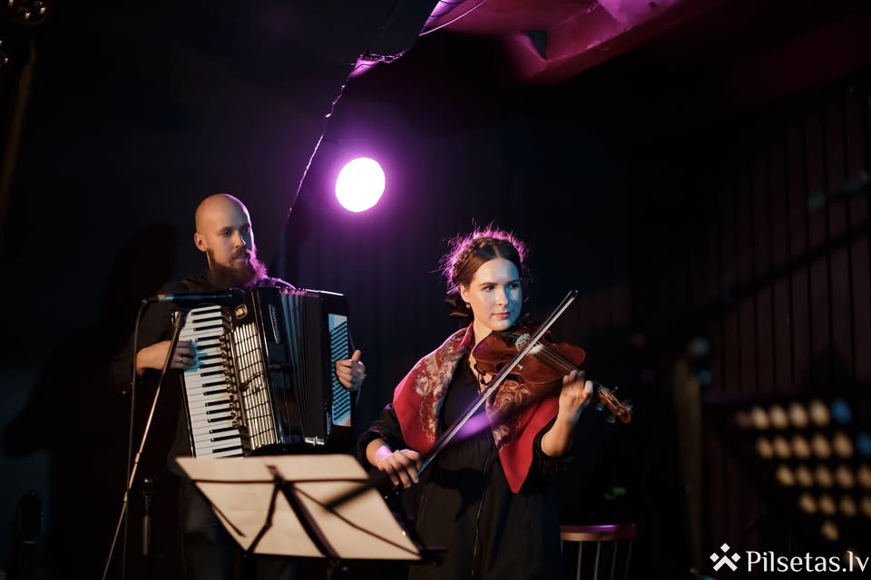 Sadziedā&scaron;anās etnovakars ar tradicionālās mūzikas grupu &ldquo;Banga&rdquo;.