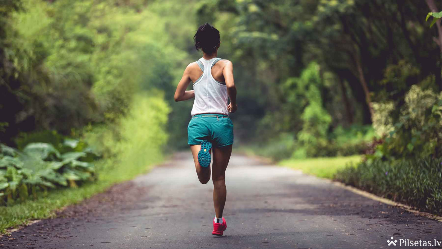 Kā atsākt skriešanas sezonu, nenodarot pāri savai veselībai? Konsultē skriešanas treneris