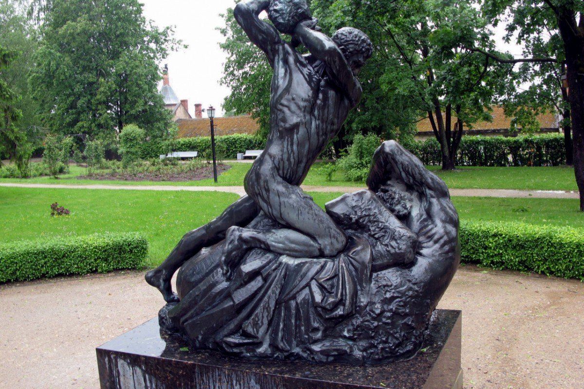 Скульптура "Битва с Кентавром"